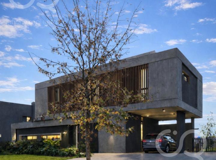 Casa · 230m² · 4 Ambientes · 2 Cocheras