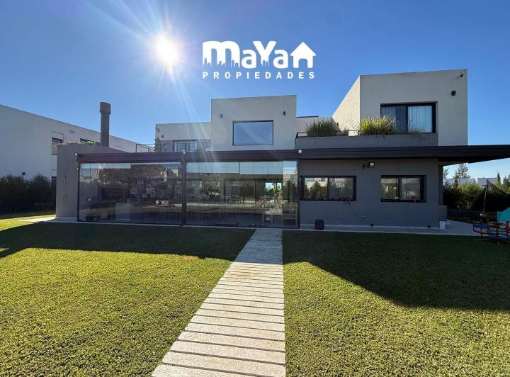 Casa · 305m² · 4 Ambientes · 2 Cocheras