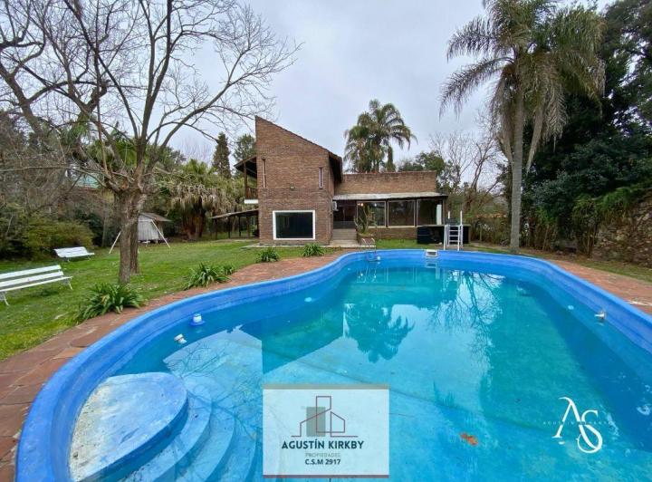 Casa · 200m² · 5 Ambientes · 4 Cocheras