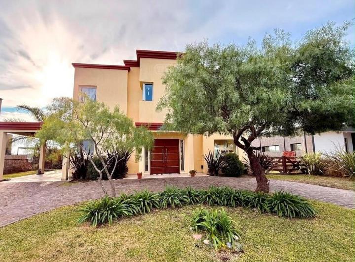 Casa · 980m² · 4 Ambientes · 1 Cochera