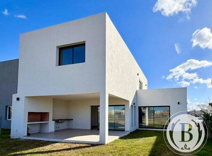 Casa · 177m² · 4 Ambientes · 3 Cocheras
