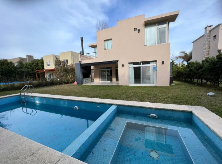 Casa · 239m² · 6 Ambientes · 2 Cocheras