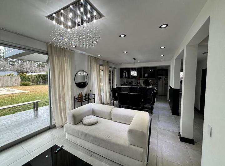 Casa · 162m² · 4 Ambientes · 2 Cocheras