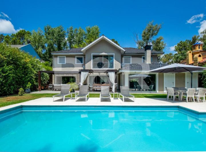 Casa · 350m² · 5 Ambientes · 4 Cocheras