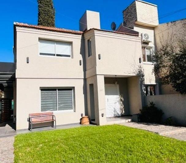 Casa · 213m² · 4 Ambientes · 3 Cocheras