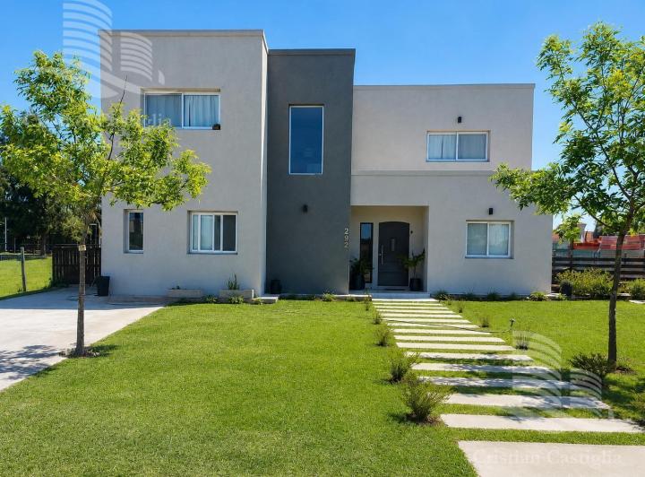 Casa · 200m² · 5 Ambientes · 1 Cochera