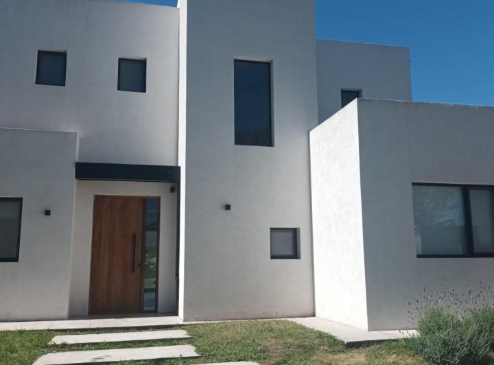 Casa · 234m² · 5 Ambientes · 2 Cocheras