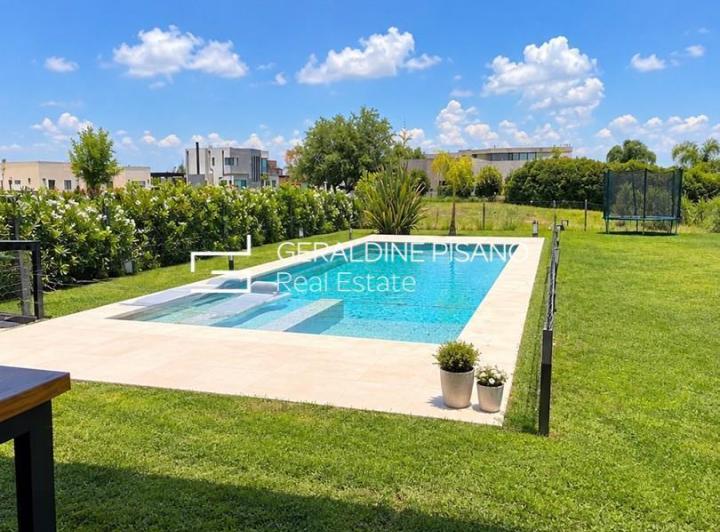 Casa · 160m² · 4 Ambientes · 4 Cocheras