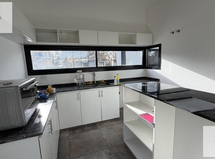 Casa · 110m² · 5 Ambientes · 4 Cocheras