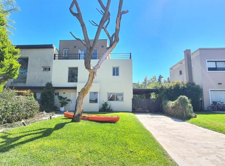 Casa · 205m² · 4 Ambientes · 2 Cocheras