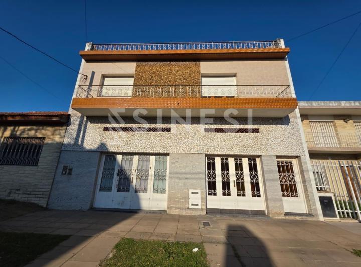 Casa · 260m² · 5 Ambientes · 1 Cochera