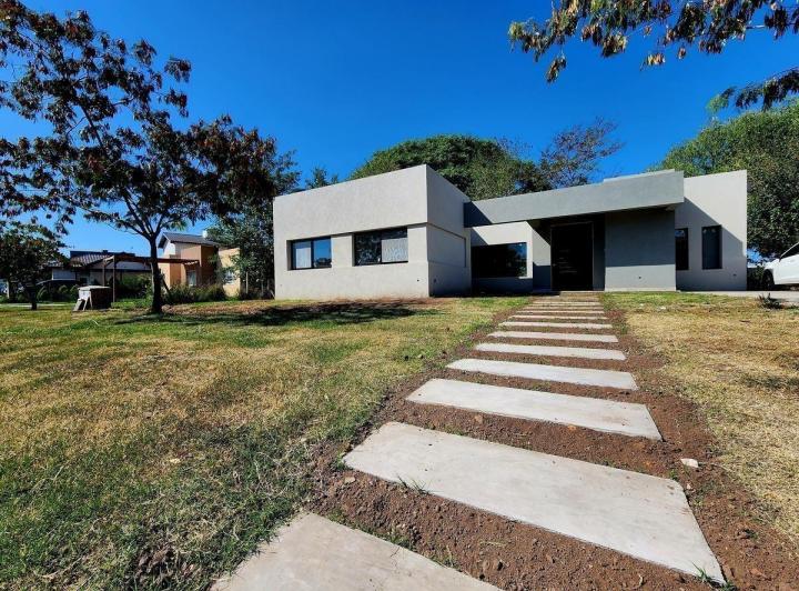 Casa · 220m² · 5 Ambientes · 2 Cocheras