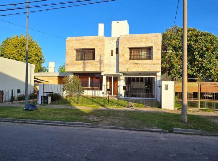 Casa · 220m² · 5 Ambientes · 1 Cochera
