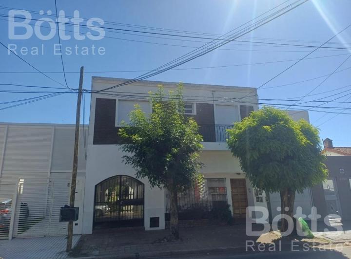 Casa · 212m² · 4 Ambientes · 1 Cochera