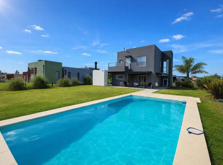 Casa · 145m² · 4 Ambientes · 4 Cocheras