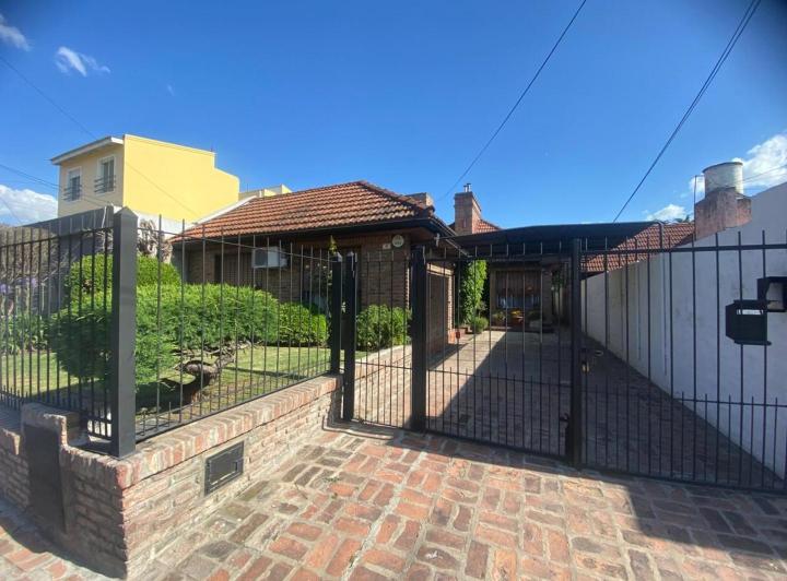 Casa · 130m² · 4 Ambientes · 2 Cocheras