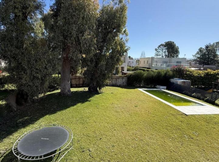 Casa · 180m² · 6 Ambientes · 2 Cocheras