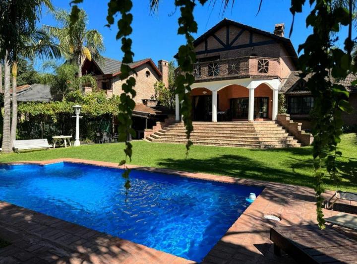 Casa · 420m² · 7 Ambientes · 2 Cocheras