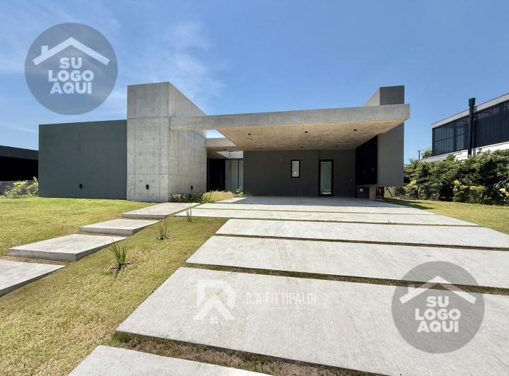 Casa · 213m² · 5 Ambientes · 4 Cocheras