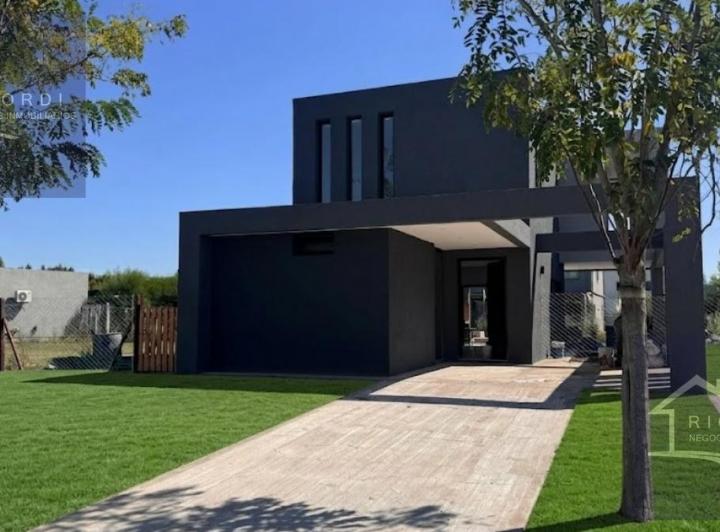 Casa · 138m² · 5 Ambientes · 2 Cocheras