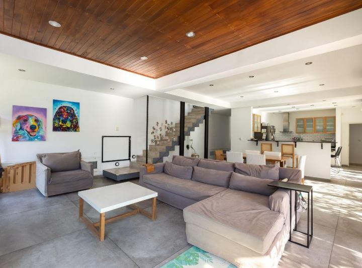 Casa · 247m² · 5 Ambientes · 2 Cocheras