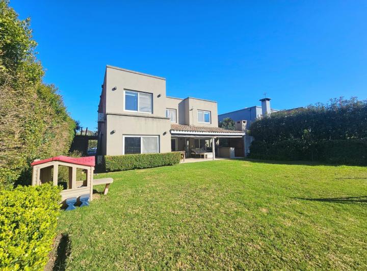 Casa · 247m² · 7 Ambientes · 4 Cocheras