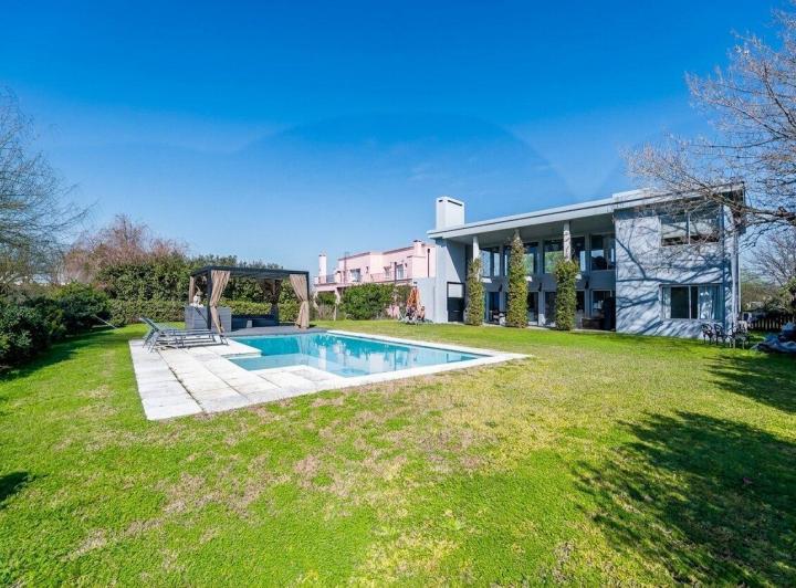 Casa · 260m² · 4 Ambientes · 2 Cocheras