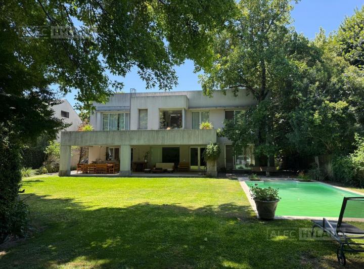 Casa · 431m² · 4 Ambientes · 5 Cocheras