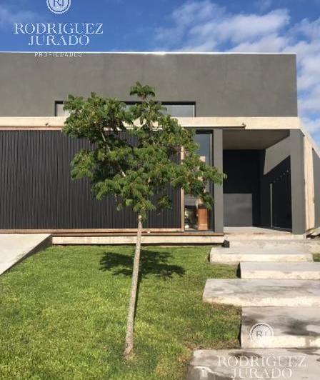 Casa · 211m² · 5 Ambientes · 2 Cocheras