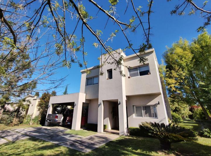 Casa · 181m² · 5 Ambientes · 2 Cocheras