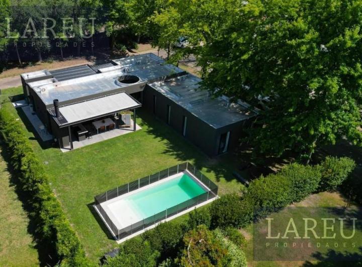 Casa · 204m² · 6 Ambientes · 2 Cocheras
