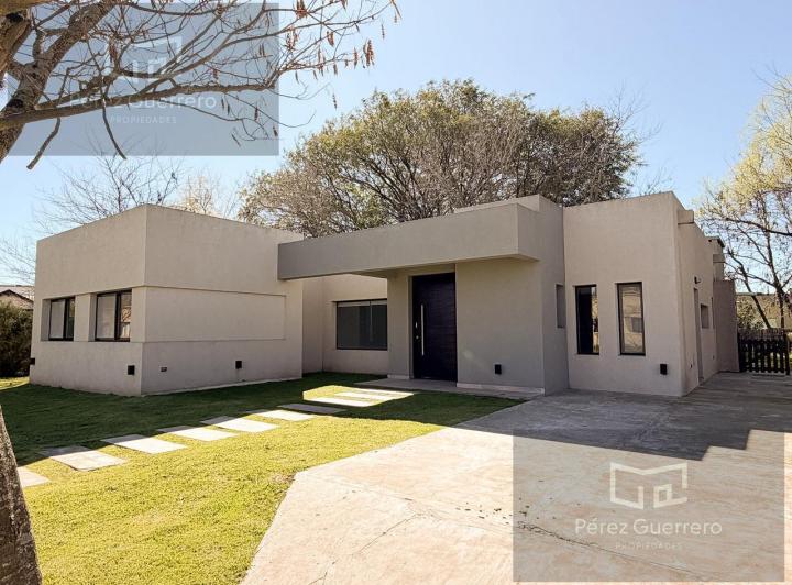 Casa · 190m² · 5 Ambientes · 2 Cocheras