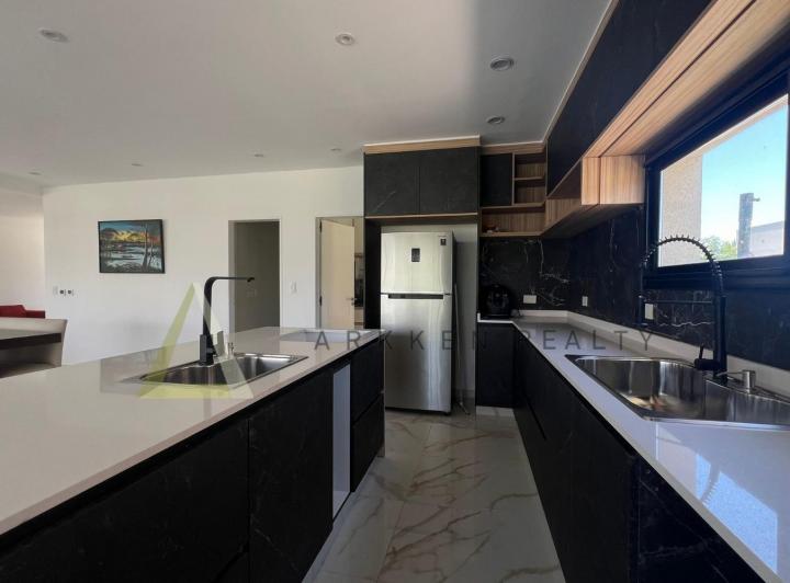 Casa · 270m² · 4 Ambientes · 2 Cocheras