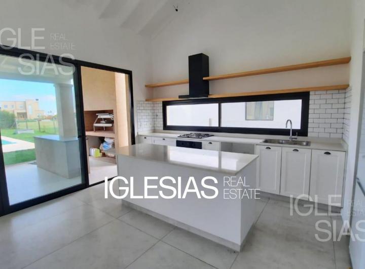 Casa · 123m² · 4 Ambientes · 2 Cocheras