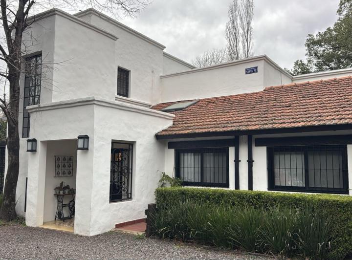 Casa · 220m² · 7 Ambientes · 4 Cocheras