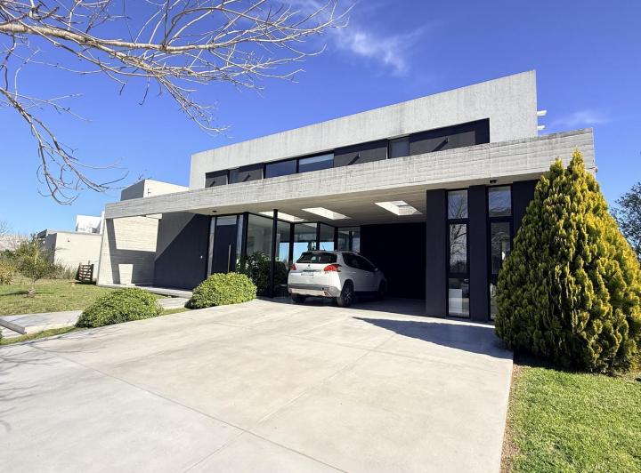Casa · 244m² · 7 Ambientes · 4 Cocheras