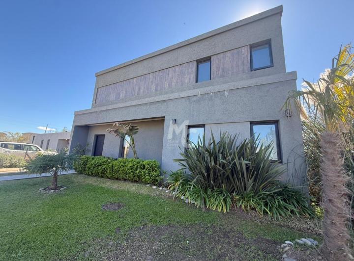 Casa · 550m² · 4 Ambientes · 3 Cocheras