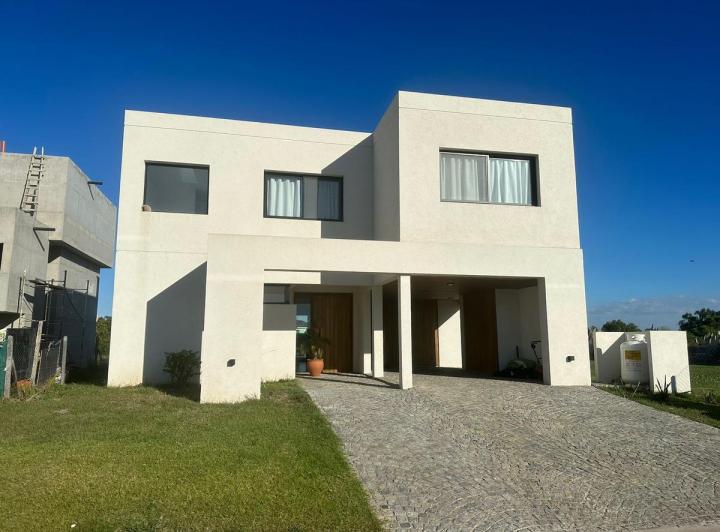 Casa · 247m² · 5 Ambientes · 2 Cocheras