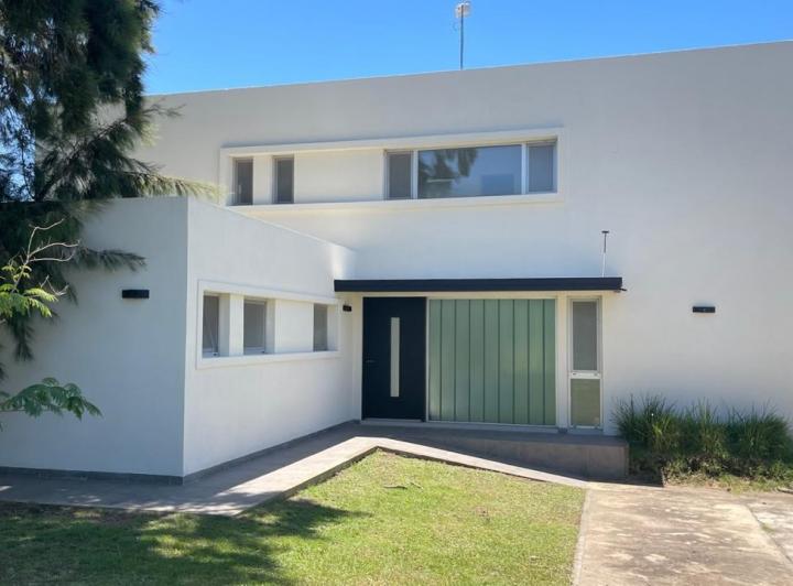 Casa · 878m² · 5 Ambientes · 4 Cocheras