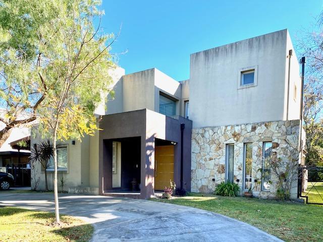 Casa · 268m² · 4 Ambientes · 6 Cocheras