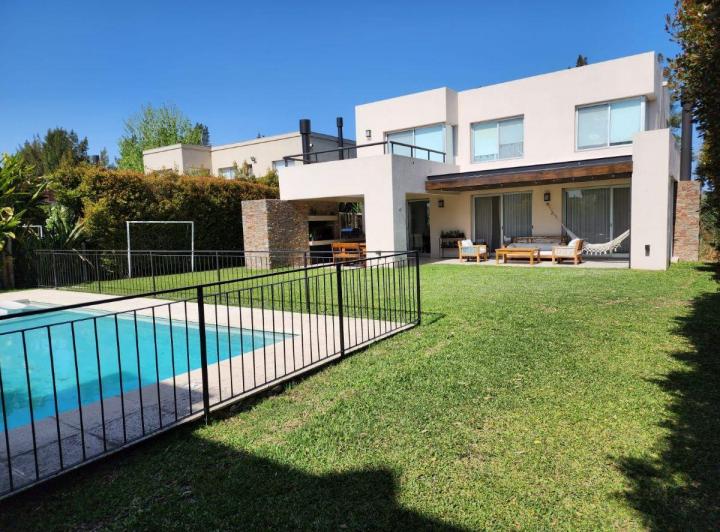 Casa · 197m² · 5 Ambientes · 2 Cocheras
