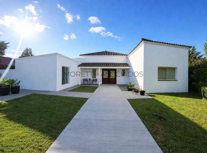 Casa · 200m² · 6 Ambientes · 4 Cocheras