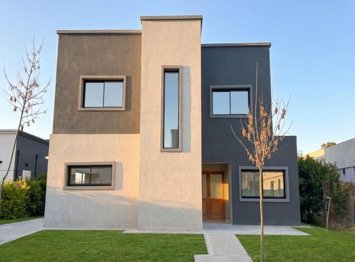 Casa · 210m² · 5 Ambientes · 2 Cocheras
