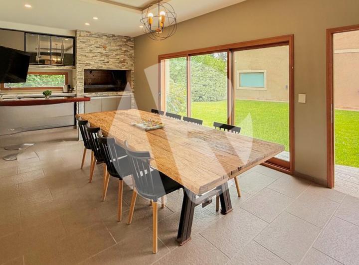 Casa · 700m² · 6 Ambientes · 2 Cocheras
