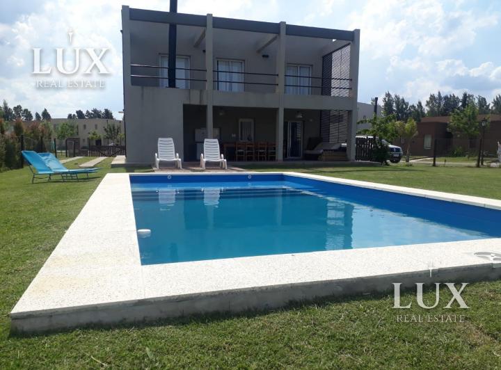 Casa · 218m² · 4 Ambientes · 4 Cocheras