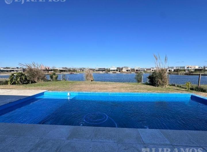 Casa · 140m² · 4 Ambientes · 4 Cocheras