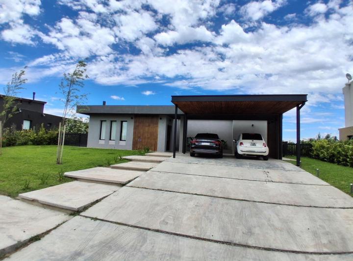 Casa · 220m² · 4 Ambientes · 6 Cocheras