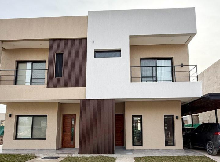 Casa · 130m² · 5 Ambientes · 2 Cocheras