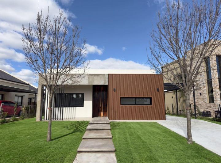 Casa · 148m² · 5 Ambientes · 2 Cocheras