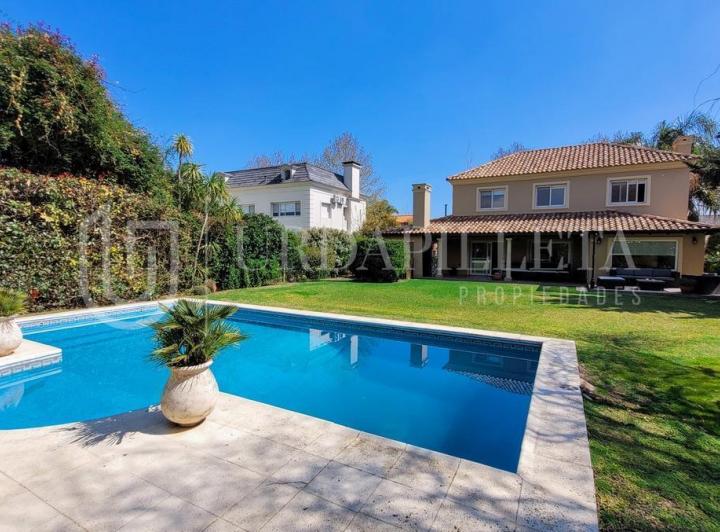 Casa · 800m² · 4 Ambientes · 1 Cochera